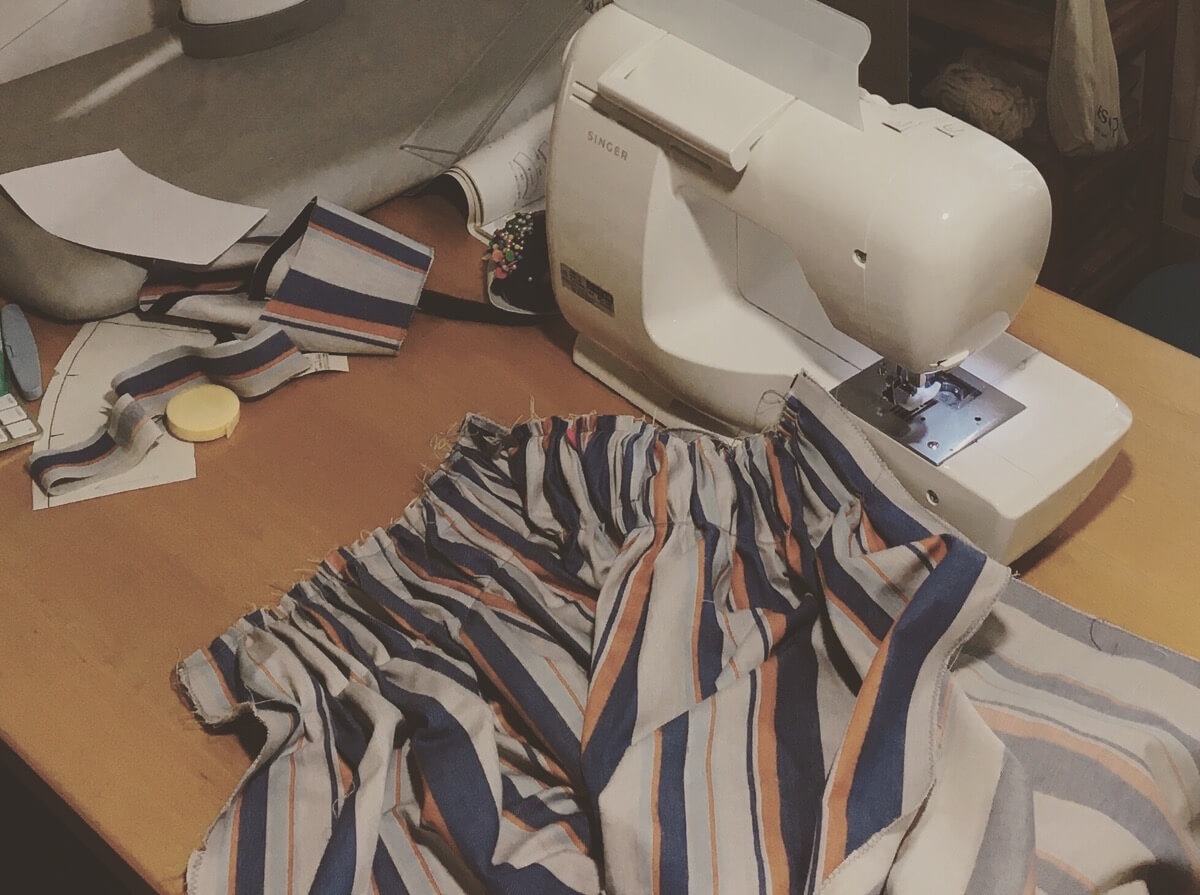 ギャザースカートを縫製しているところ。お気に入りのシンガーミシンと共に
