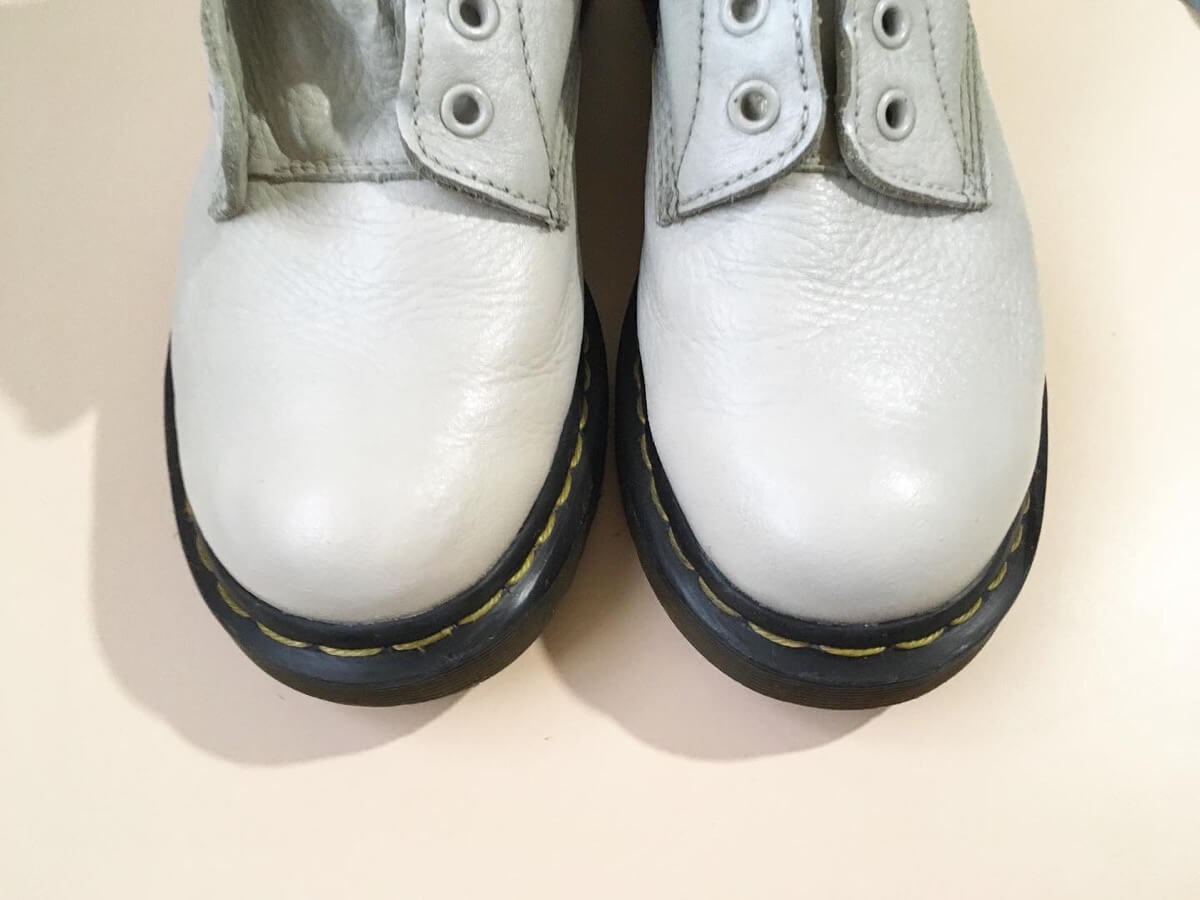 ドクターマーチン(Dr.Martens)白色の革靴の修理後かかと部拡大