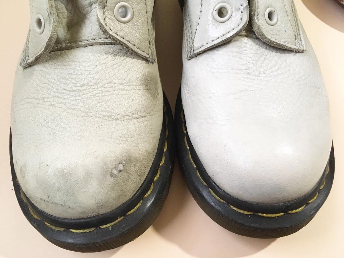 修理前の革靴(左）と修理途中のキズ補修用クリーム アドカラーアイボリーで塗った革靴(右)の状態比較
