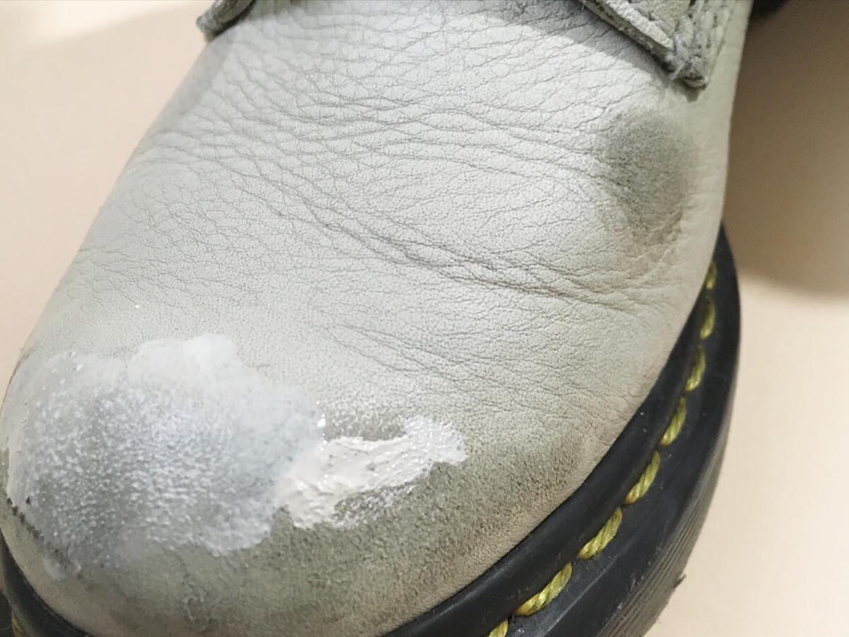 ドクターマーチン(Dr.Martens)の白革靴の表面が削れて窪んだ箇所に補修用クリームを塗る
