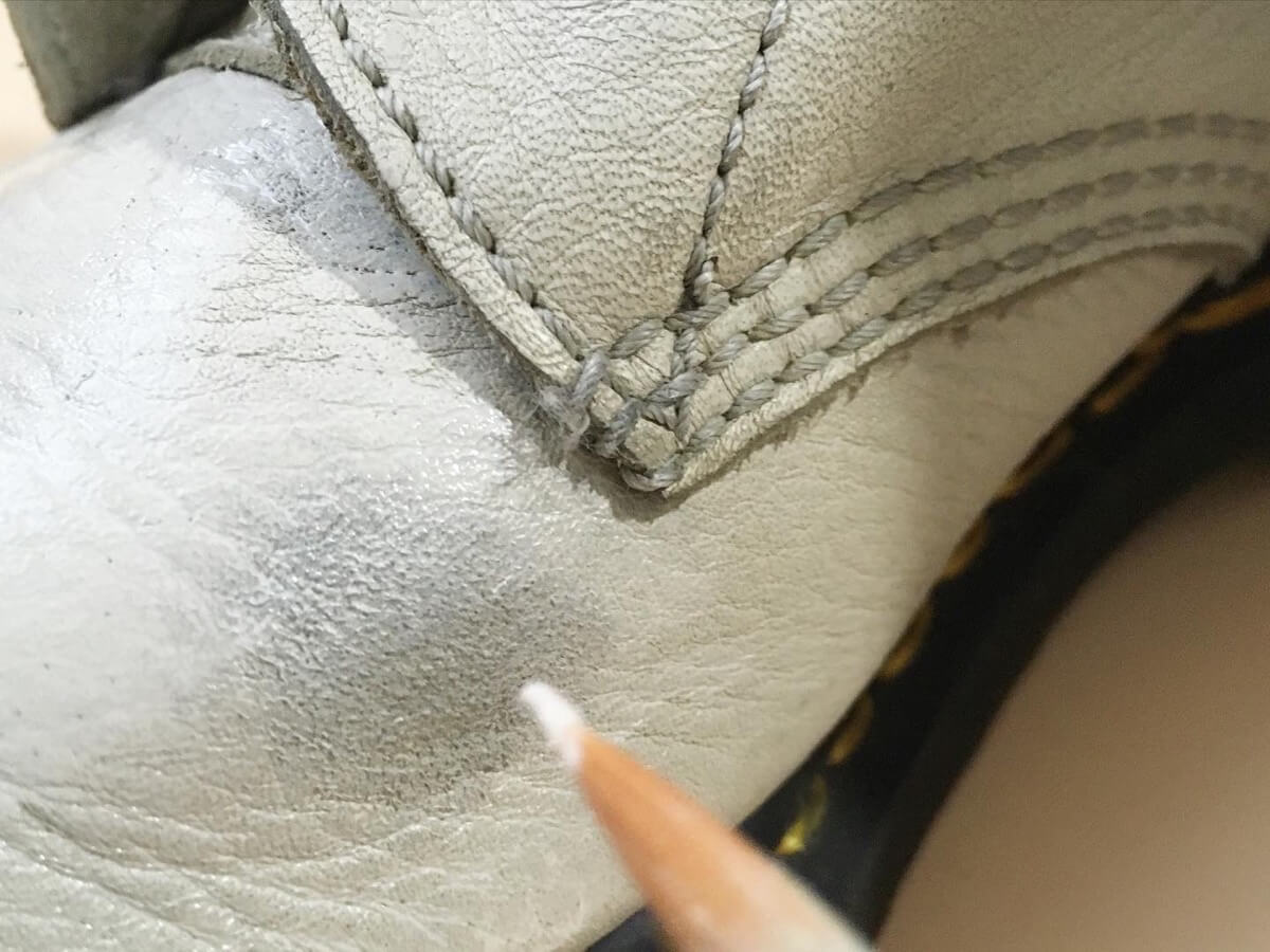 ドクターマーチン(Dr.Martens)の白革靴の表面が削れて黒ずみがひどい箇所に補修用クリームを塗る