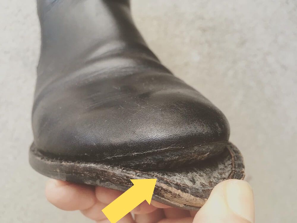 修理するサイドゴアブーツの靴底が剥がれている様子