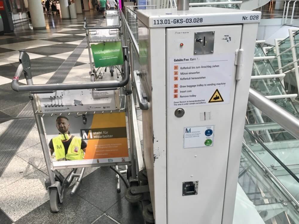 ミュンヘン空港にあったカートは横の機械でコインを入れる