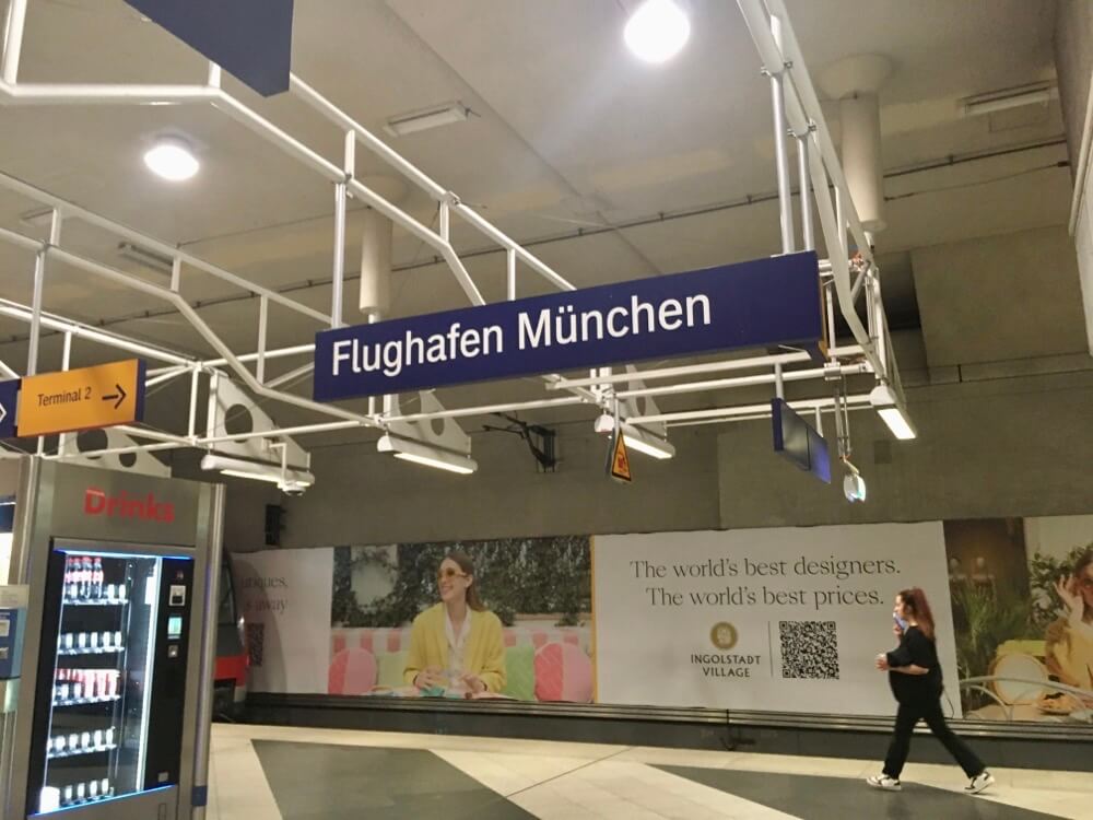 ミュンヘン空港到着の駅看板