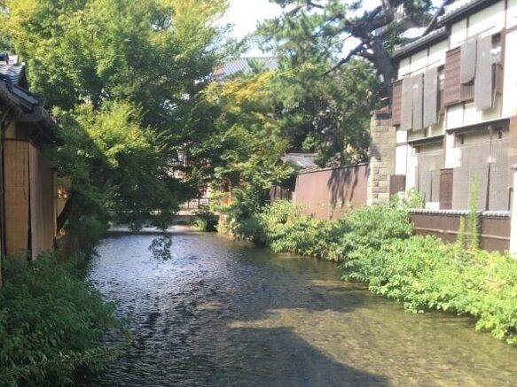 京都の鴨川につながる川の景色