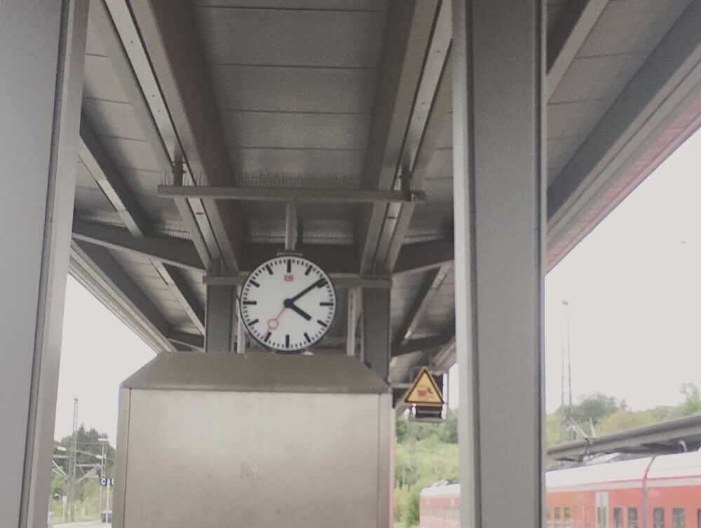 ドイツ鉄道のホームにある時計