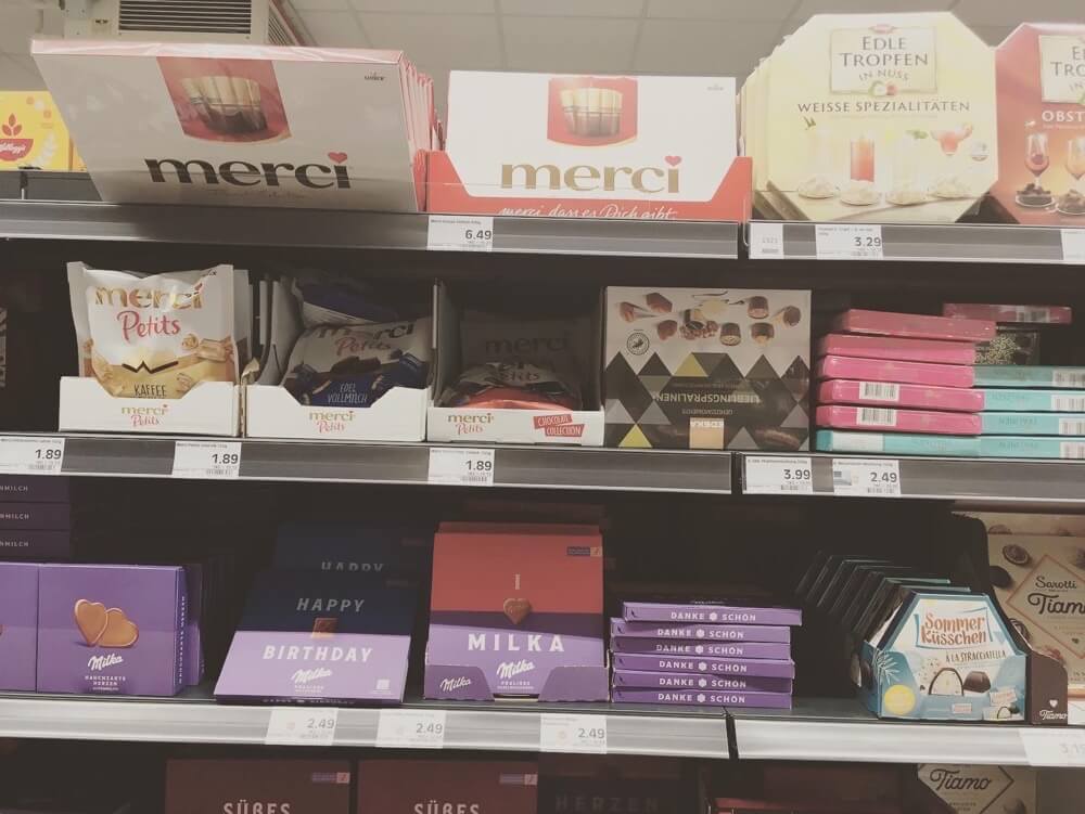 ドイツのスーパーに並ぶチョコ