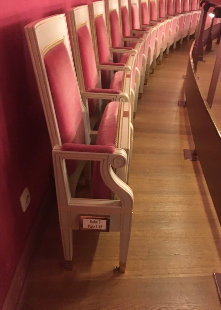 バイエルン国立歌劇場の舞台の様子座席の様子(形状や広さ）