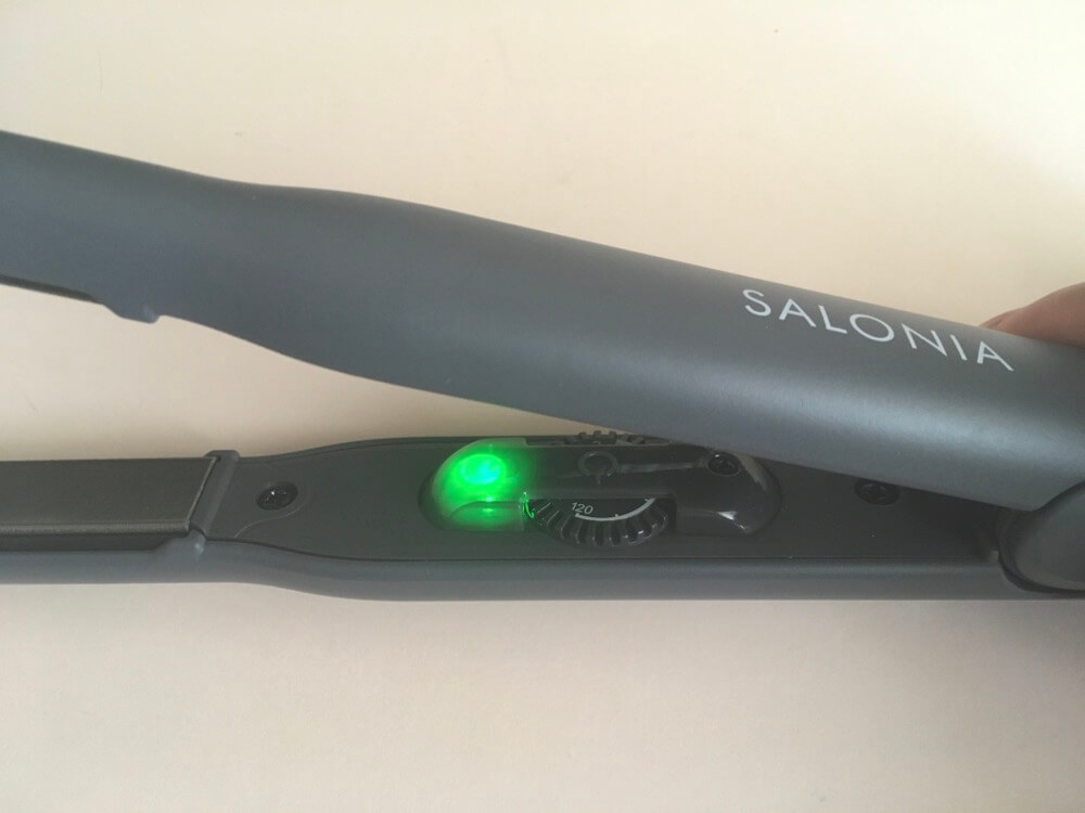 SALONIA(サロニア)ストレートヘアアイロン15mmの電源が緑にランプに光ったところ