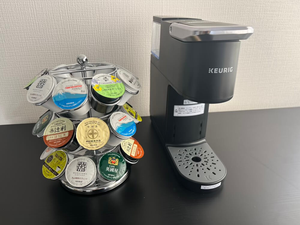 キューリグKB -01とカプセルタワーを並べた様子