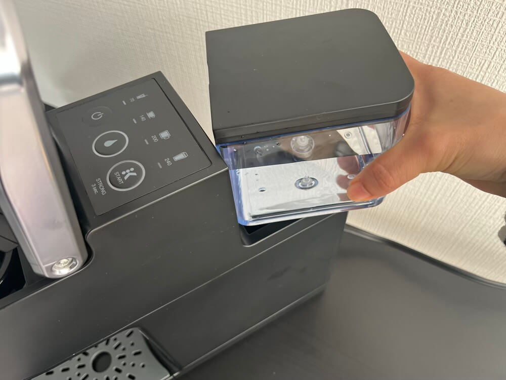 キューリグKB -01の水タンクに水を入れる