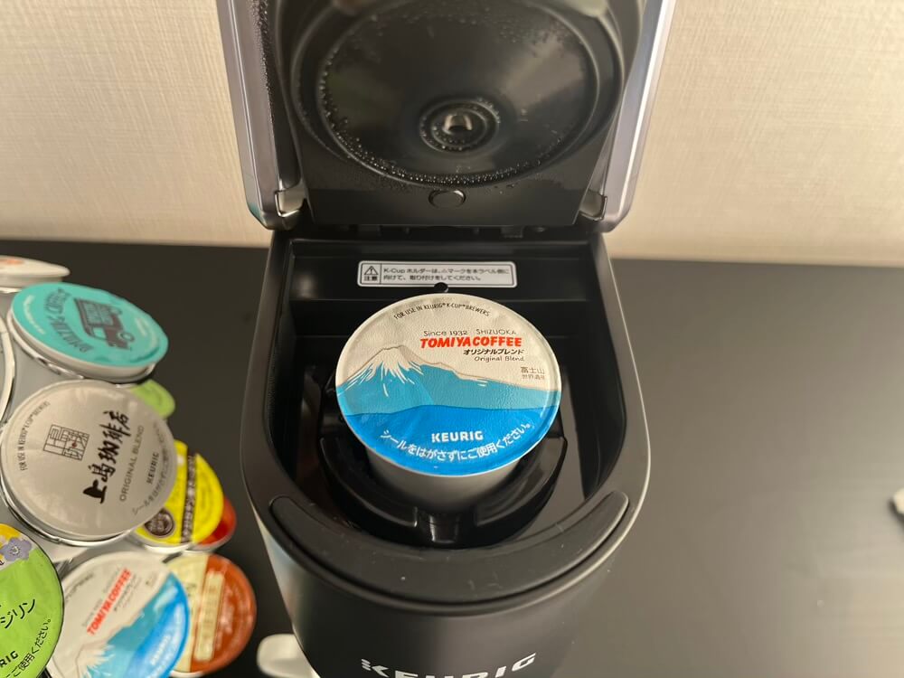 キューリグKB -01にドリンクカプセルをセット