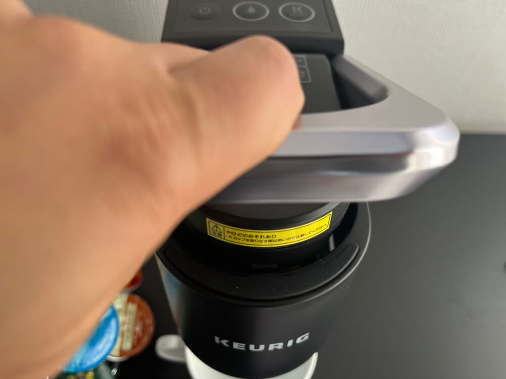 キューリグKB -01のハンドルを下げる様子