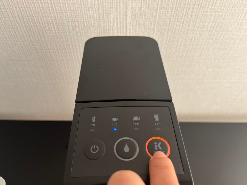 キューリグKB -01の抽出スタートボタンを押す