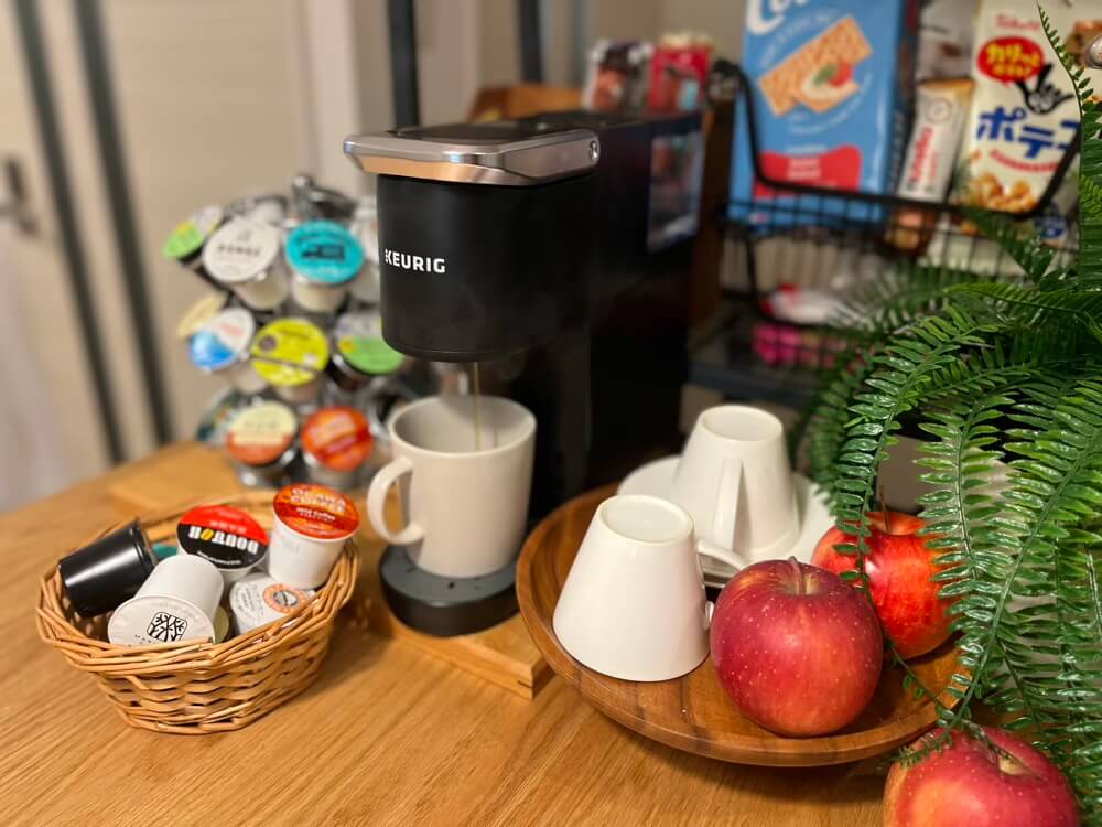 キューリグKB -01をカウンターにセットしてる様子