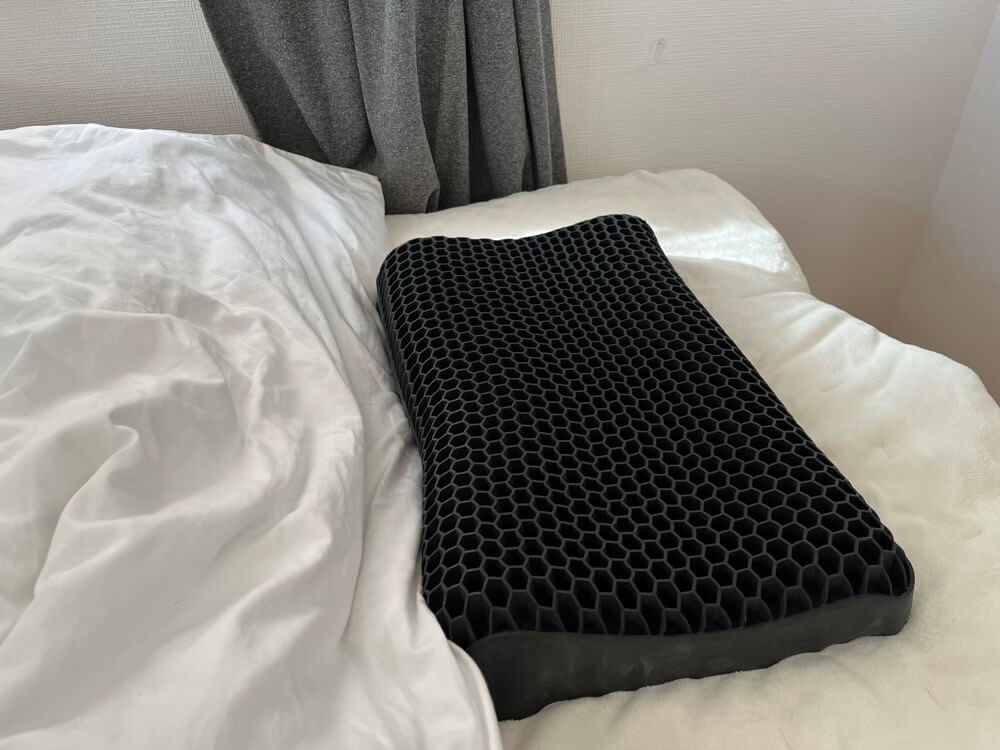 SOOMIN PILLOW枕カバーを外してベッドに置いた様子