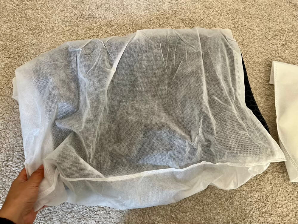 SOOMIN PILLOW枕を不織布から取り出す