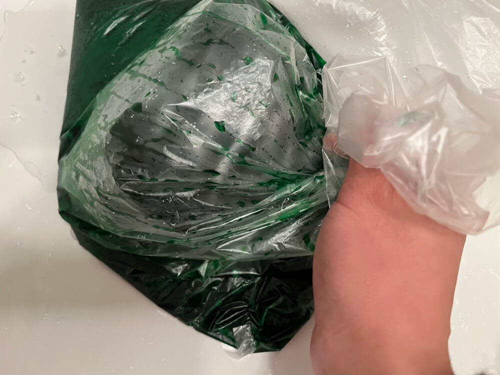 染料を混ぜるために揉み込んでいる様子