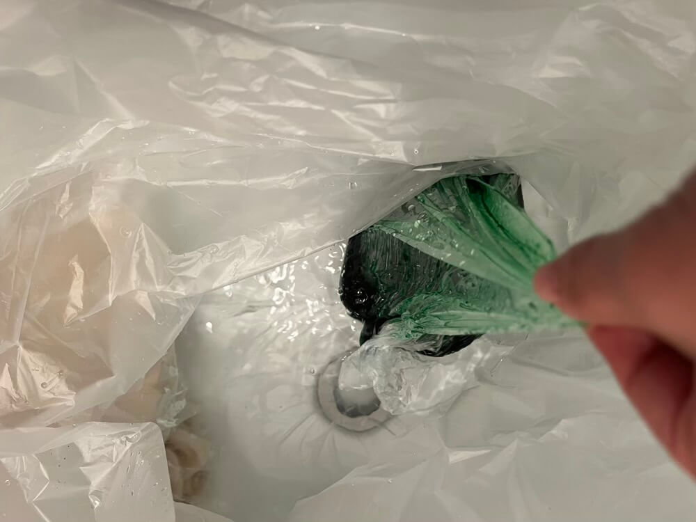 ビニール袋に染料を入れている様子