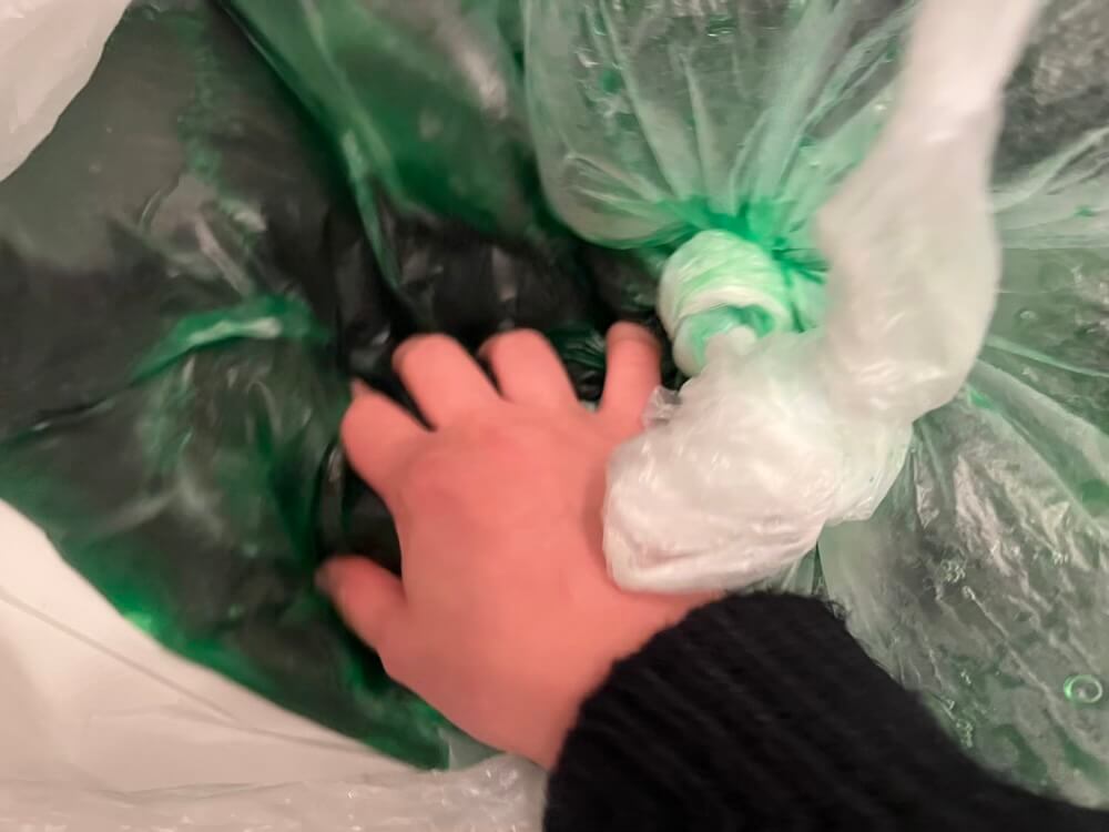 カシミヤセーターにダイロンを揉み込む様子