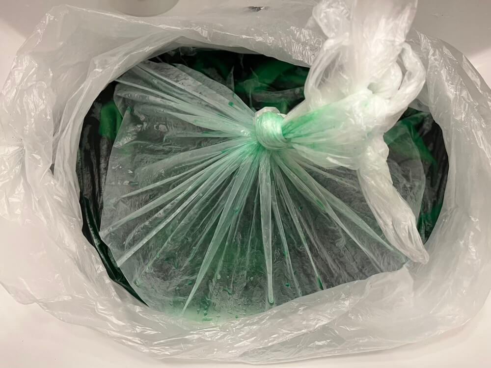 染料の中にセーターを入れて寝かせている様子