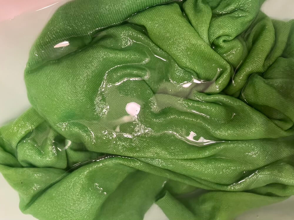 ダイロンで染まったセーターの様子