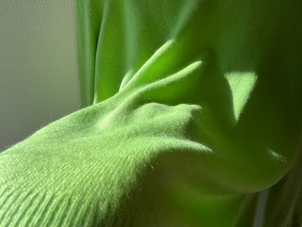 カシミアセーターを光に照らした様子