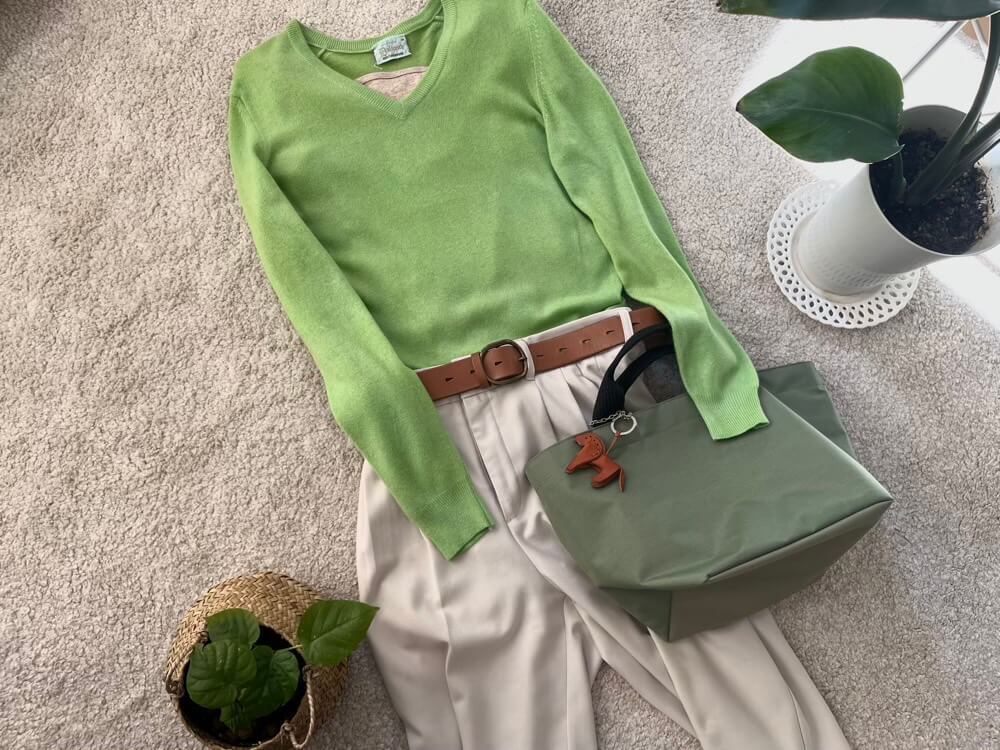 ダイロンで染めたカシミアセーターのコーディネートを考えている様子