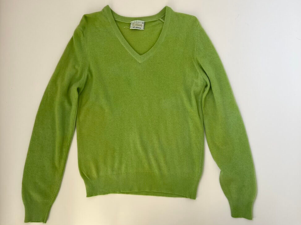 陰干しして完成したカシミヤセーターの様子