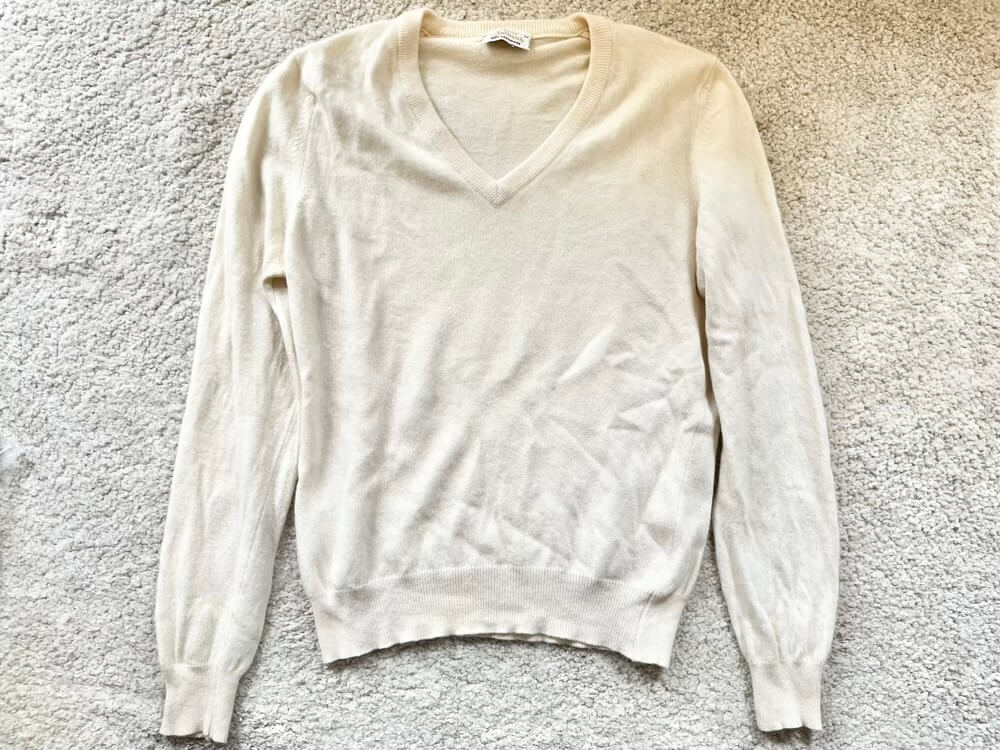 【染め直す前】カシミヤセーターの状態