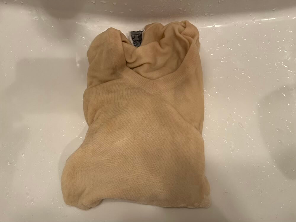 カシミヤセーターを濡らす