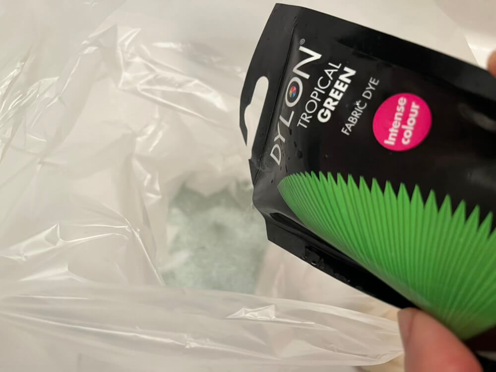 ダイロンプレミアムグリーンを投入している様子