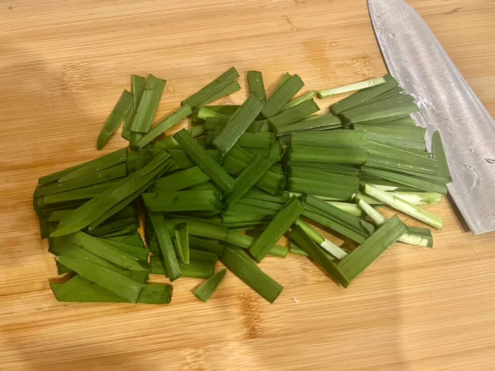 ニラを切っている様子