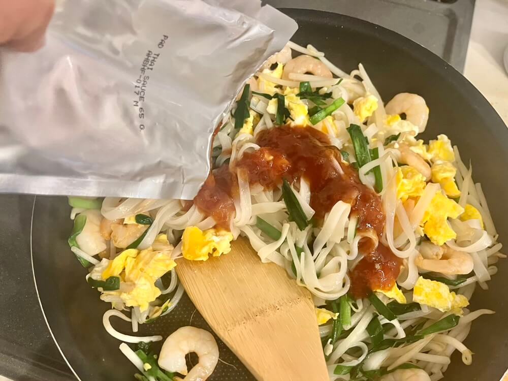 ソースを加えている様子