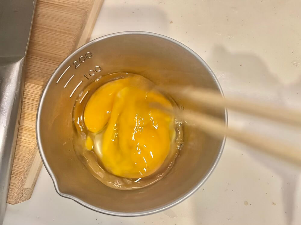 卵を溶いている様子