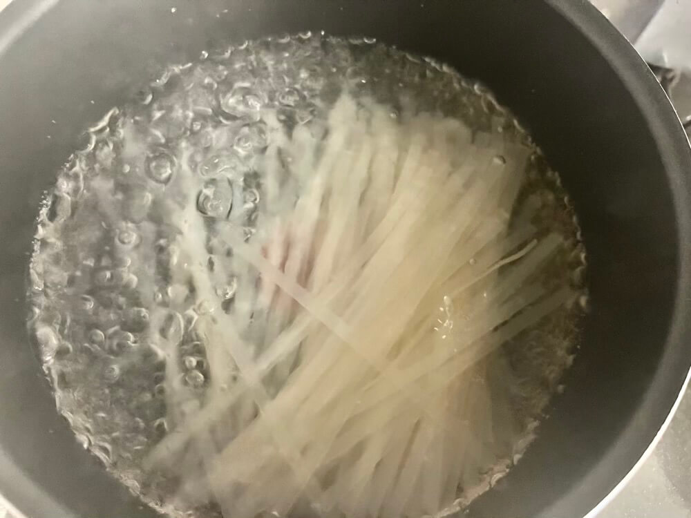 ビーフンを茹でる