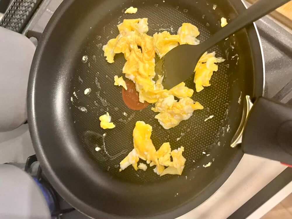 卵を炒める