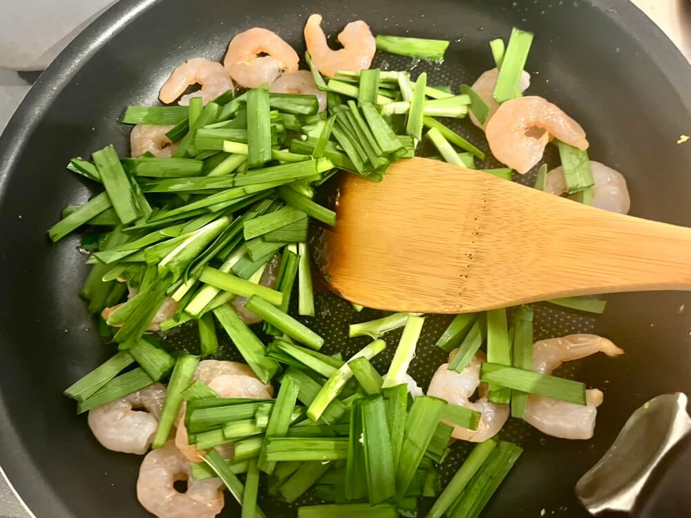 他の具材を炒める