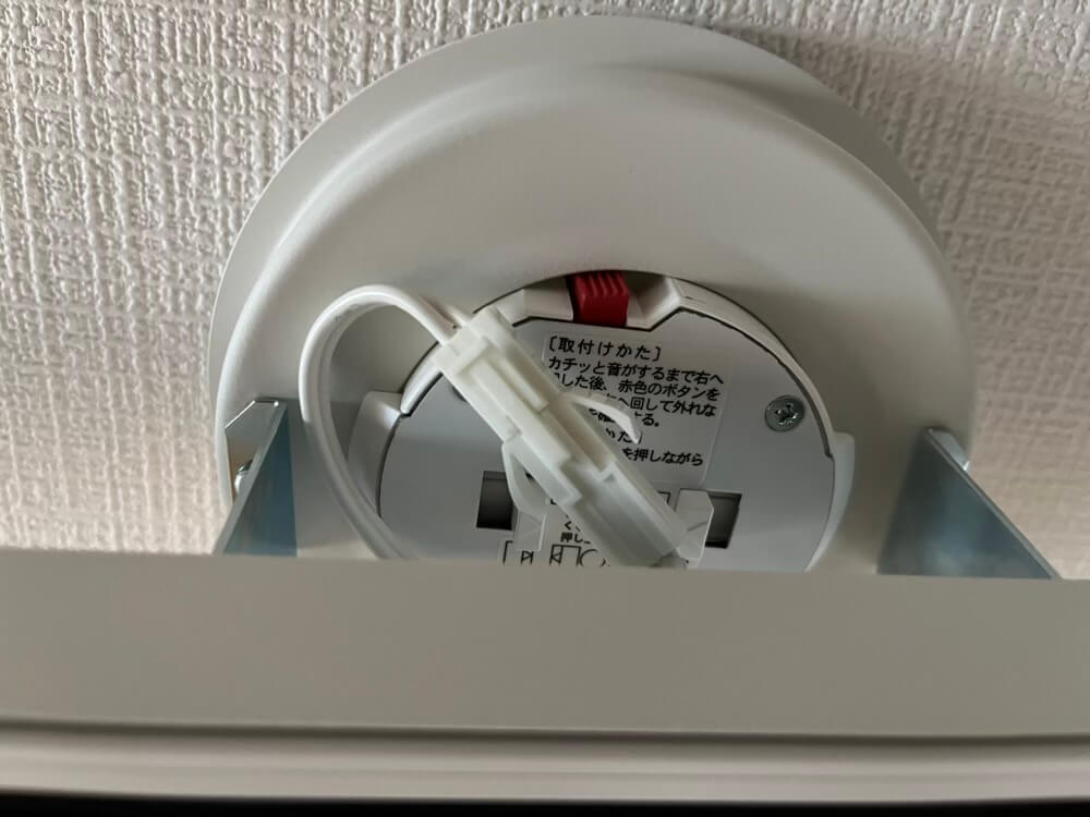 天井側についているコネクターと、システムライト本体のコネクトをセットしている