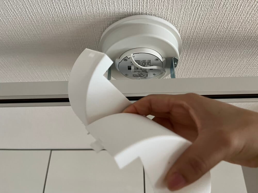 システムライト本体に、カバーを取り付け