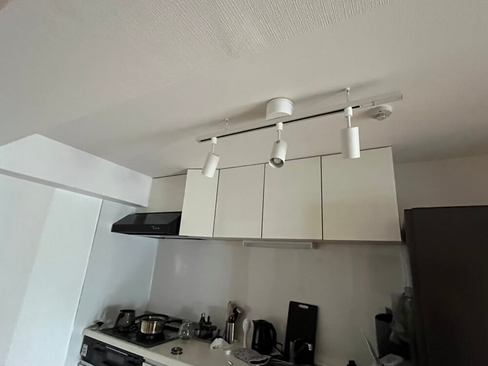 システムライトをセットしたキッチンの状態
