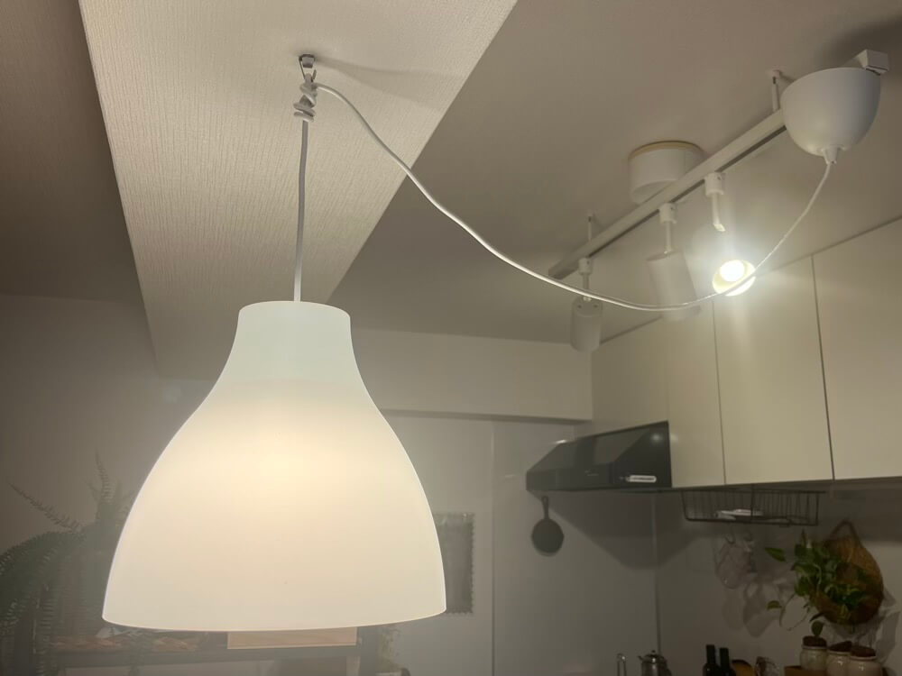 無印良品のシステムライトにIKEAのランプシェードを取り付けている