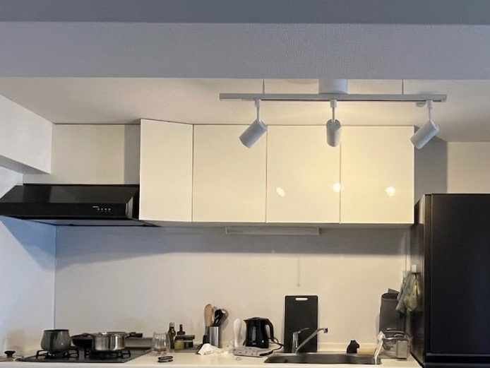 無印良品のシステムライトに取り付けたキッチンの様子