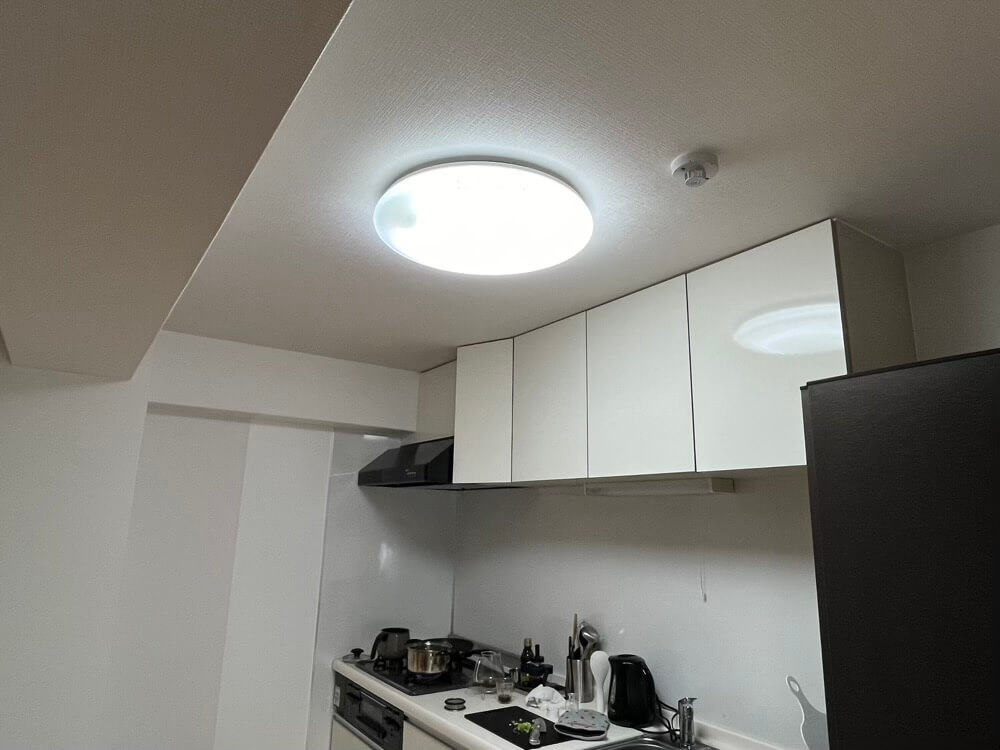元々のキッチン。天井に丸い蛍光灯のシーリングライトが取り付けられている
