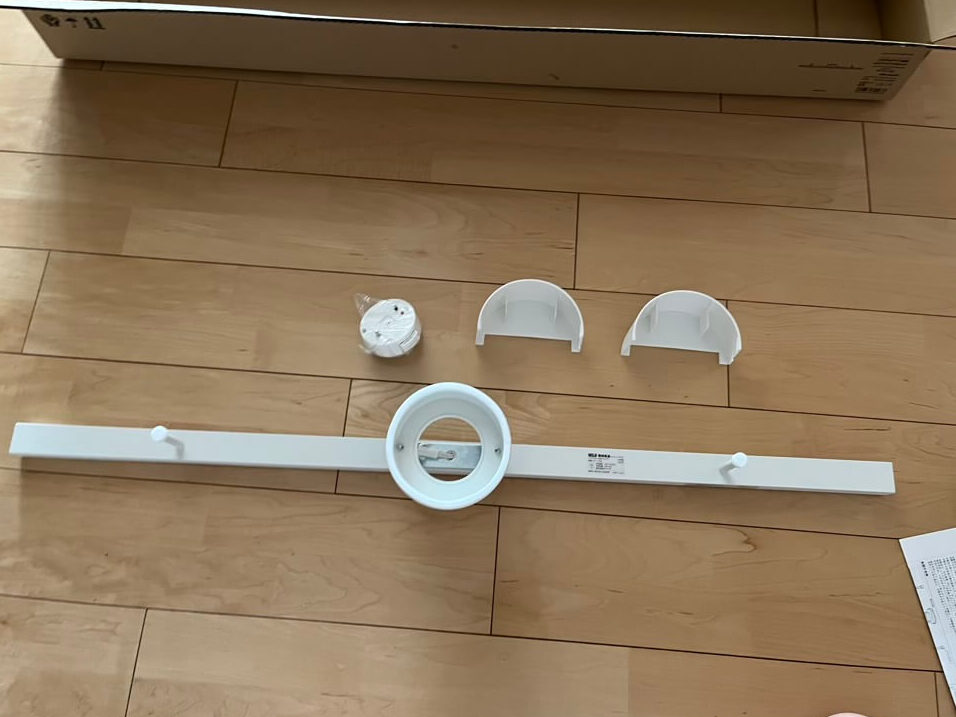 無印良品のシステムライト本体のすべてのパーツを床に並べている