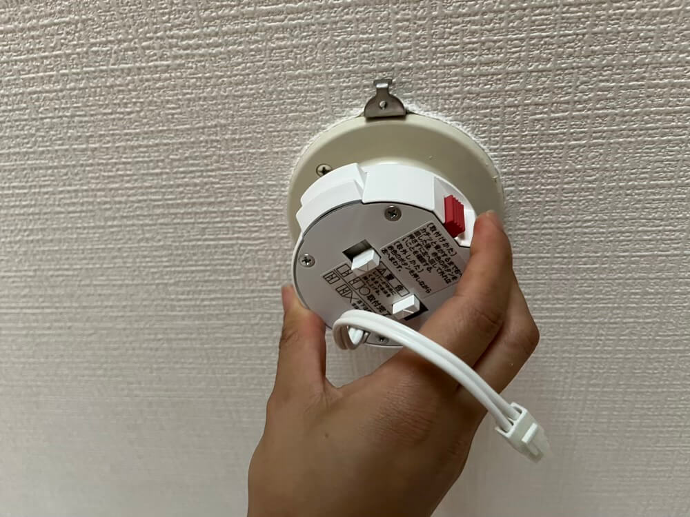 天井のアダプターに、システムライト本体のアダプターをセットしている