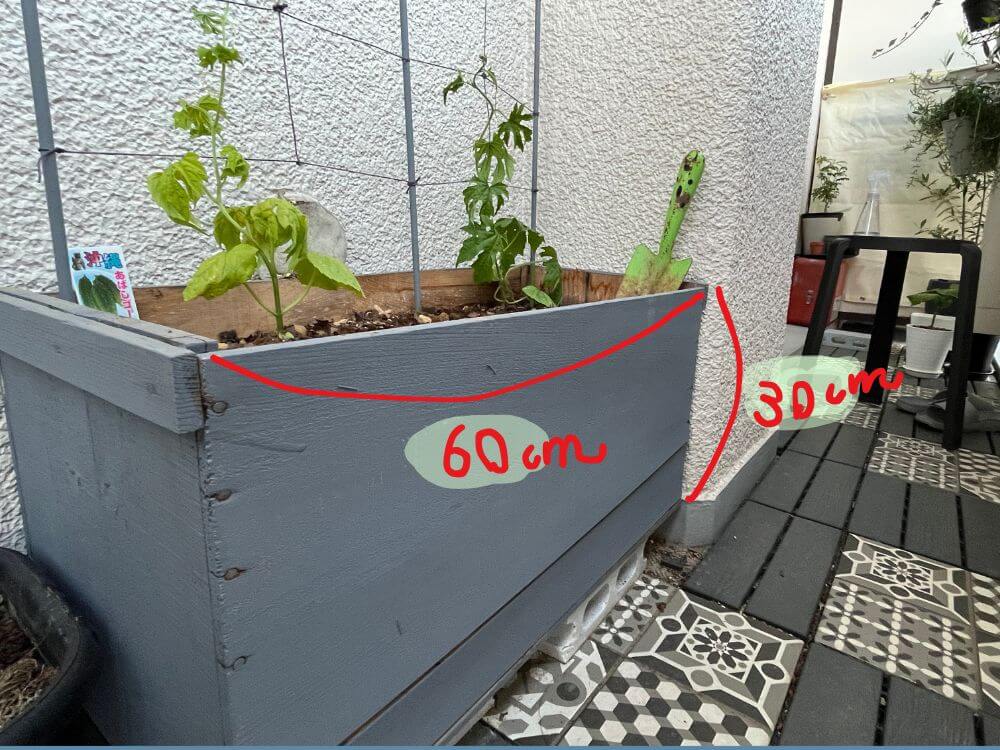 りんご箱に土を入れている様子