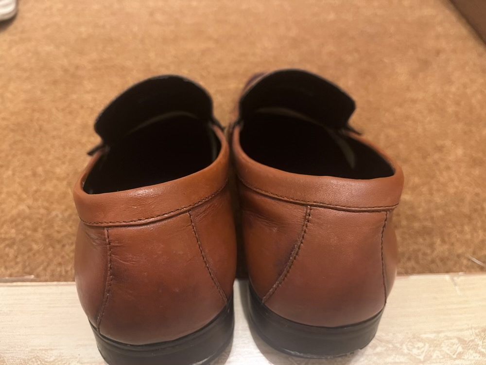 茶色の革靴の白い擦れを補修する前と補修した後の比較