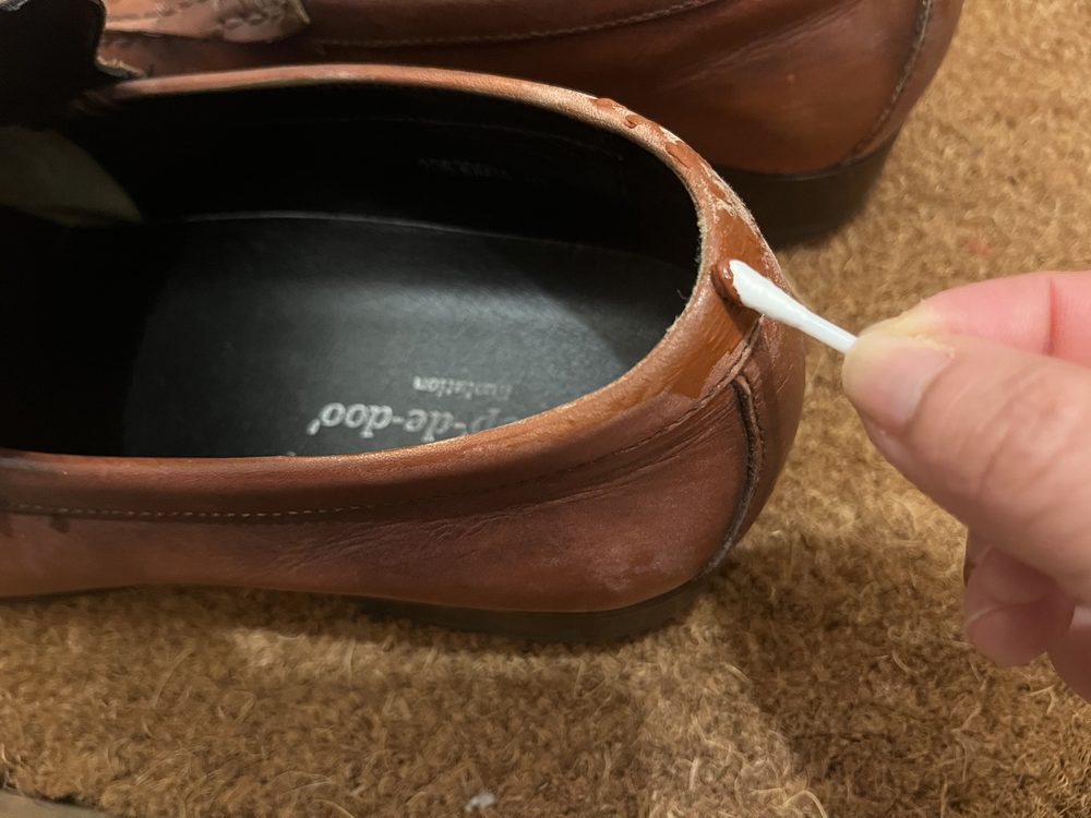 綿棒にサフィール補修クリームを少量取っているところ