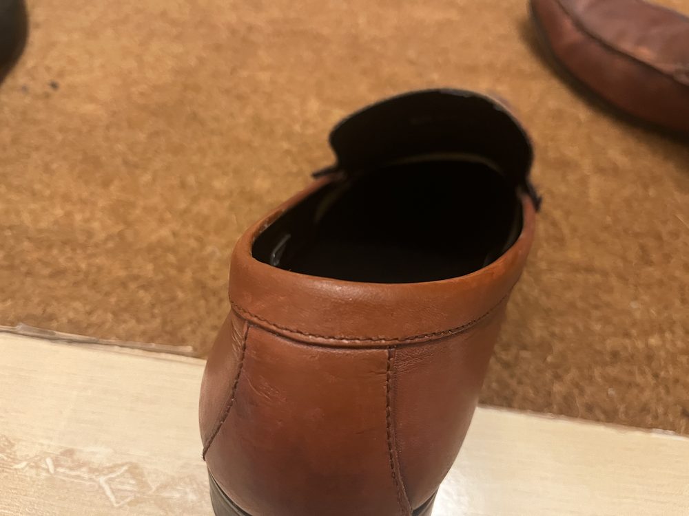 補修クリームで補修した茶色の革靴の履き口